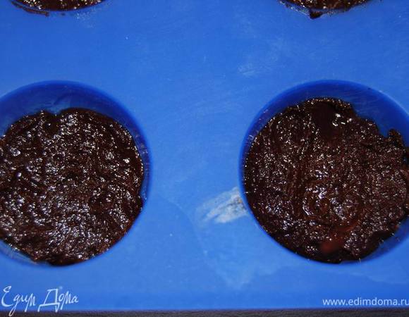 Влить его в форму для конфет на 1/3-1/2.  