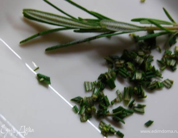 Листья-иголки розмарина мелко нарезать.