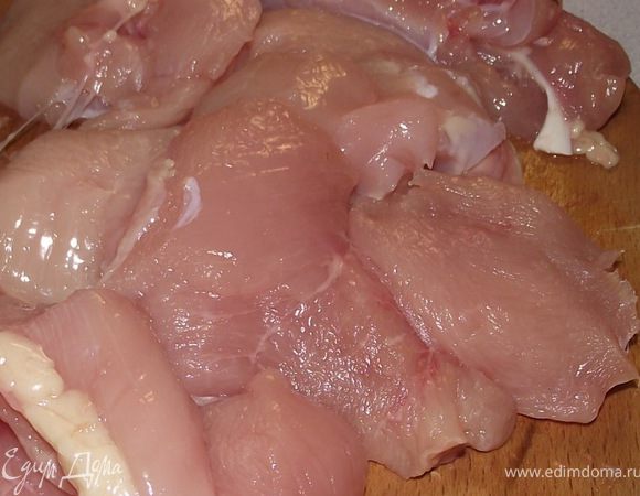 Куриное филе тоже нарезать на куски