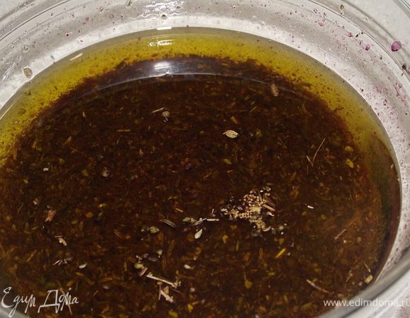 Чайную ложечку сухого орегано   высыпать в тарелочку.
Туда же добавить чайную ложку тмина (растертого в ступке )
 Добавить молотый перец. Влить полстакана оливкового масла
и полстакана красного сухого вина.
Стакан брать 200 мл.   Хорошо размешать эту смесь. Добавить соль