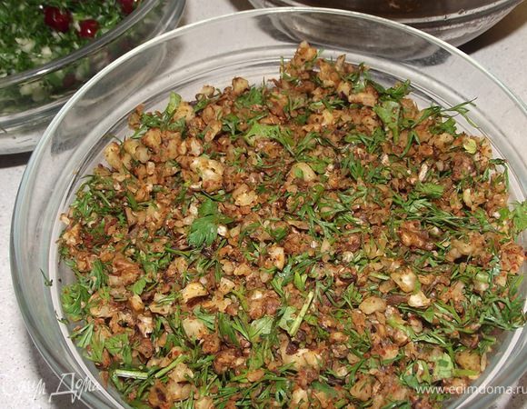  Зелень мелко  нарубить  ножом.
Орехи тоже измельчить ножом  
 Перчик чили порезать
 Чеснок тоже нарезать тонкими пластинками. Теперь смешать  в одной посуде – половину зелени, грецкие орехи и перец чили, 

 
