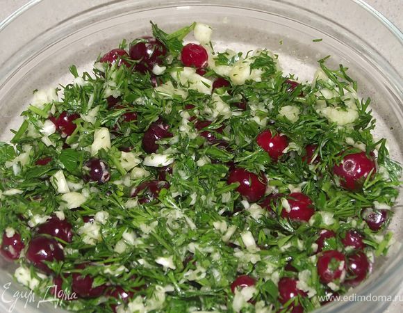 В другой посуде – зелень, клюкву и чеснок.