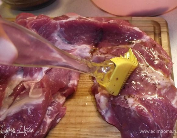 Жидкой смесью смазать свинину