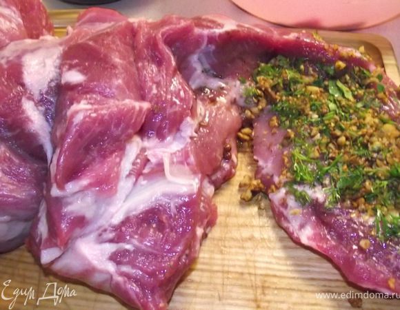 Открыть одну «страничку» мясной «книжки» и кладем  на нее чайную ложку начинки с перцем чили и орехом, разровнять.

 

 