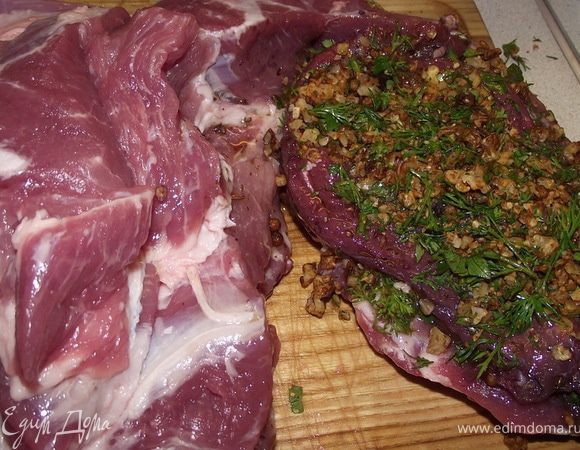 Покрыть его такой же начинкой и прижать кусочком свинины.