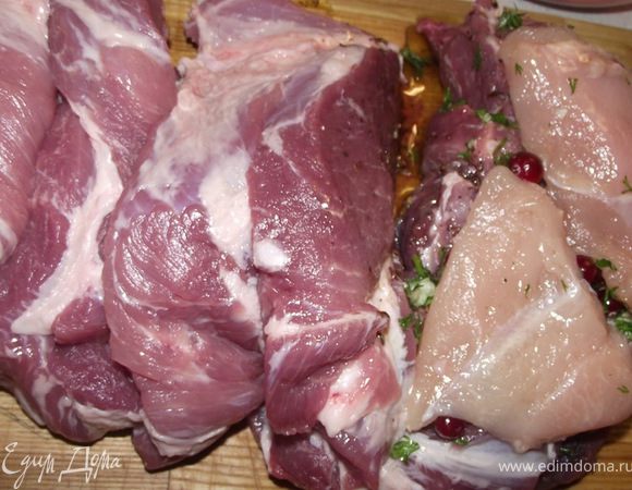 Дальше вкладывать кусочек куриного филе (смоченного в смеси), 