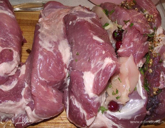  Таким образом полностью нафаршировать свинину и собрать мясное ассорти.

