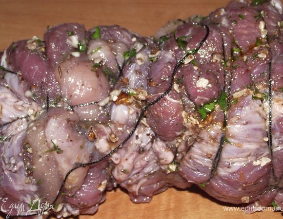  Теперь придется немного помучиться и стянуть эту «гармошку» нитками.  
 Сверху  еще раз промазать  это ассорти   оставшимся соусом и натянуть  на него рукав для запекания.
Рукав в двух местах проколоть зубочисткой
и отправить в духовку, разогретую, градусов до 200  .Печь не менее 1 час 40 минут
Охладить под небольшим прессом.