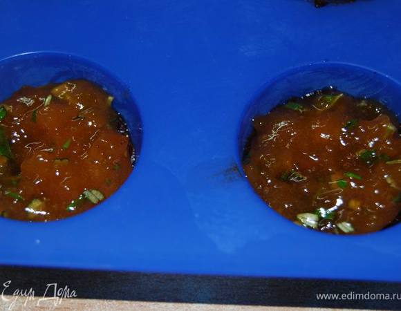 На чуть остывший и застывший шоколад выкладываем начинку.