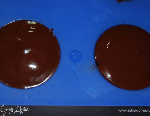 Растапливаем вторую часть шоколада и заливаем его до верха формы.