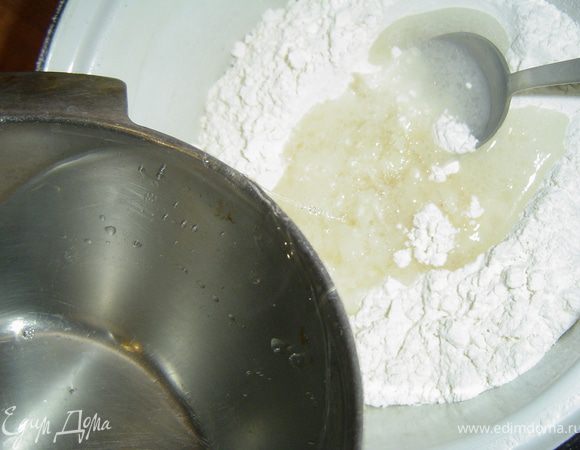 Начинаем с приготовления теста. Хочу сразу заметить, что здесь нужно точно выдержать пропорции, чтобы получилось чудесное заварное тесто.
 В воду добавляем 2 ст.л. растительного масла и доводим до кипения. 300 г муки помещаем в глубокую миску, выливаем в нее кипяток, хорошо перемешиваем ложкой, а затем вымешиваем руками(как немного остынет).