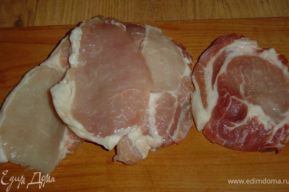 Мясо(у меня свинина) нарезаем тонкими,не очень большими кусочками