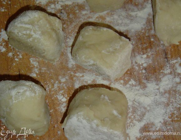 Разделяем тесто на 8 кусков(получится 4 большие порции),