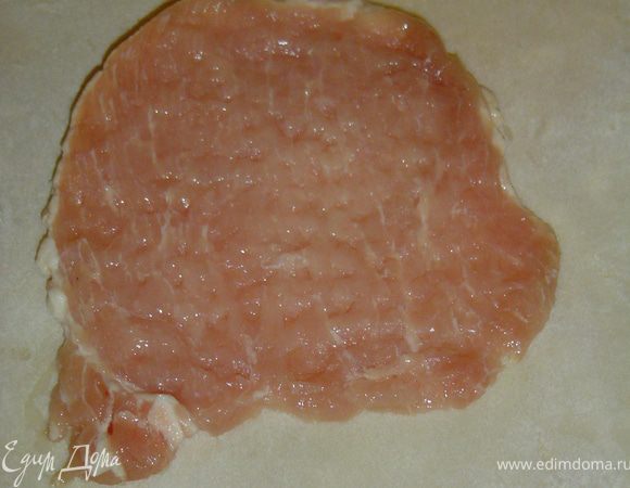 На тесто выкладываем отбивную,