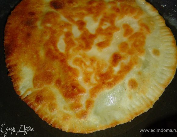 Затем обжариваем на медленном огне до золотистой корочки с двух сторон.