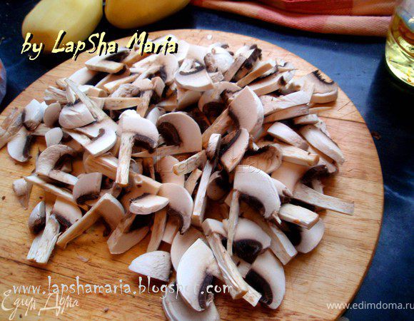 Первым делом надо поставить вариться бульон. Для этого курочку (у меня окорочок без костей) опустить в кипящую подсоленную воду. Варить на медленном огне минут 30-40. Если вы хотите сделать супчик более диетический, тогда просто отварите курицу, а бульон замените на воду. Пока курочка варится, нарезать грибы в произвольной форме, не очень мелко и не очень крупно.