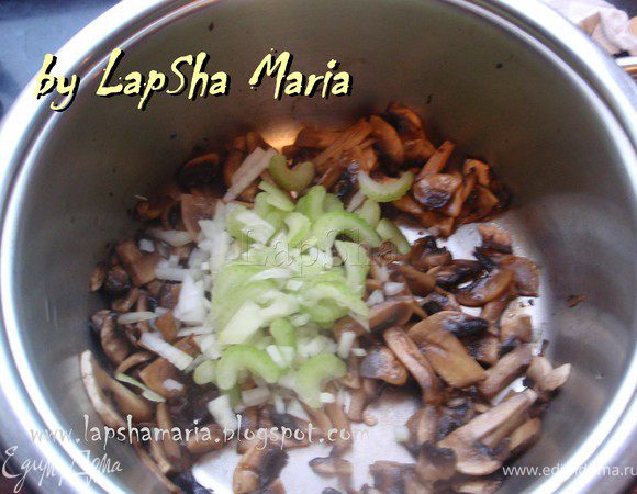 Кастрюльку, в которой будем готовить суп, разогреть на большом огне и положить в неё шампиньоны. Когда все влага из грибов выпарится, добавить 2-3 ст.л. растительного масла, лук и сельдерей. И дать обжариться минуты 3. 