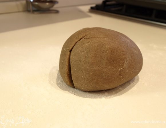 Для девушек: поручаем мужскому населению дома месить тесто. А сами тем временем проявляем архитекторские способности - рисуем на картонках и вырезаем будущие части дома: 4 стены, крышу и трубу, можно и без неё.

Для мужчин: месим тесто, а архитектуру поручаем своей ненаглядной ;)