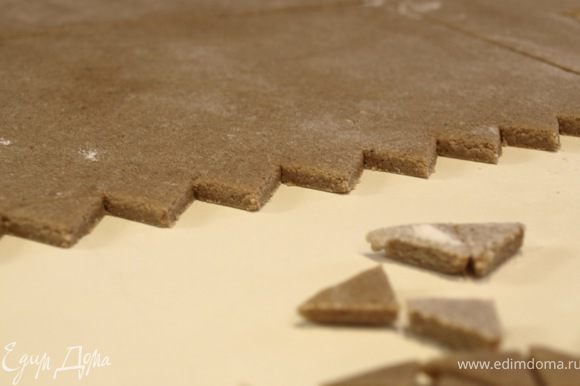 Раскатываем тесто, вырезаем необходимые части по картонным трафаретам