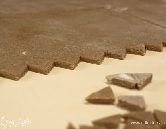 Раскатываем тесто, вырезаем необходимые части по картонным трафаретам