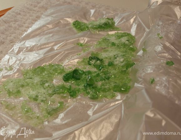 Измельчаем скалкой или молотком