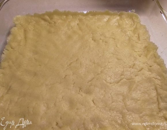 Смешать муку, масло, сахар, ваниль, добавить желтки и замесить мягкое, эластичное тесто. 1\3 теста поместить в холодильник.А остальное тесто разложить по форме.