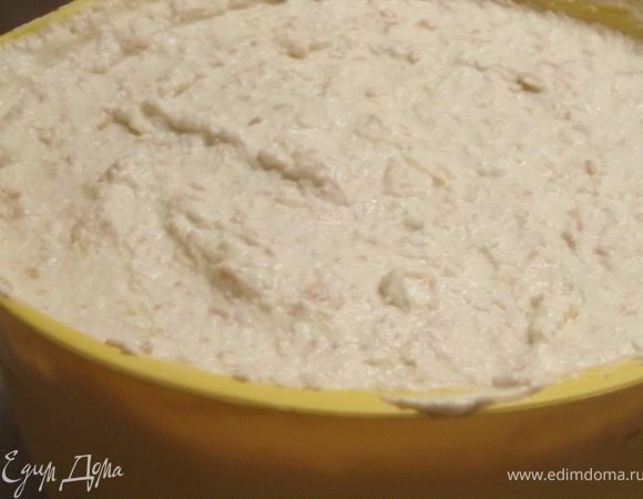 На верх теста выложить яблоки дольками .
Готовим творожную начинку.
Для этого творог протереть через сито, добавить яйца, крахмал, пудинг, сахар .Все это взбить до пышной массы.