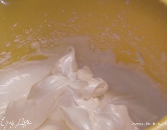 Готовим белковую массу.
Белки взбиваем на большой скорости постепенно добавляя сахар.В самом конце добавить порошок пудинга и легко вымешать.