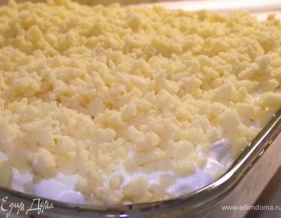 А этот кусочек теста что охлаждался в холодильнике потереть сверху на белки