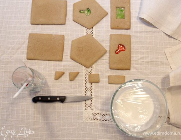 После полного остывания начинаем наносить узоры на части домика