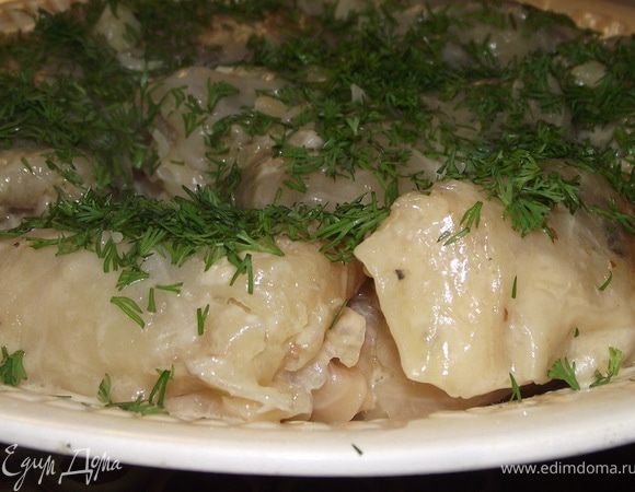 У капусты вырезать кочерыжку и пропарить ее как обычно на голубцы.Но я в последнее время капусту ставлю в МП на12- 15 минут и все получается очень хорошо.
Картофель натереть на крупной терке и отжать жидкость
Лук нарезать кубиками и жарить на растительном масле. Затем туда кинуть грибы и жарить до готовности.Затем немного лука с грибами оставить в сковороде,насыпать 1 ст.л муки перемешать.Залить все 0.5 л воды ,посолить,поперчить.Это будет заливка.
Остальной лук с грибами добавить в картошку,все перемешать,посолить,поперчить.Это начинка
Накрутить голубцы,поместить их в форму ,каждый слой пересыпать чесноком.Залить заливкой и поставить в духовку на 1 час.
Если это не пост,то голубцы залить сметаной ,а не заливкой .
Смачного