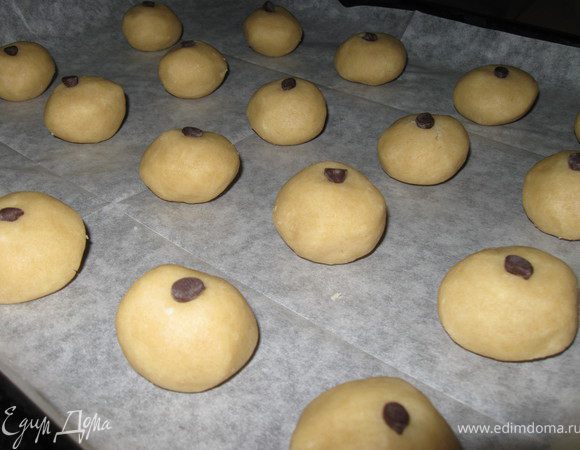 Вымесить тесто из вышеперечисленных ингридиентов. Скатать шарики, выложить на протвень,застеленный бумагой. 