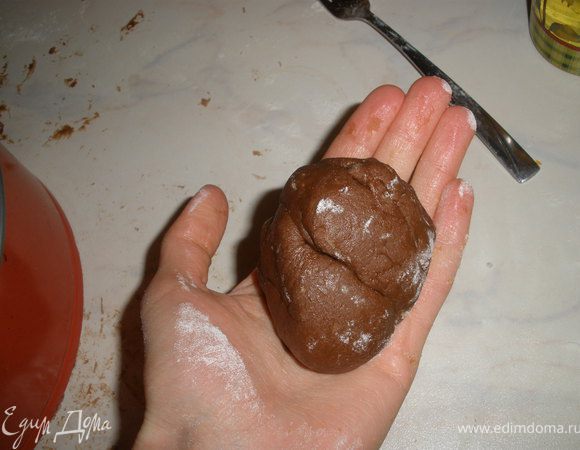 Тесто раскатываем и выкладываем в форму, оставив вот такой шарик для украшения. 