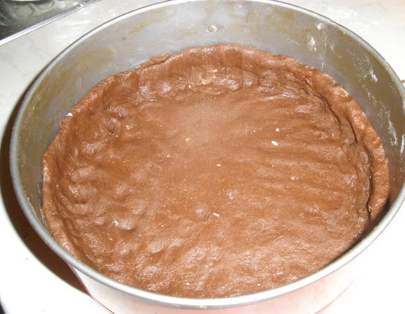 Формируем корж из теста. Делаем бортики. Убираем его в морозилку а пока делаем начинку.