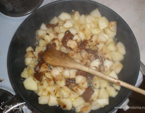 На сковороду выкладываем масло и половину яблок. Обжариваем до мягкого состояния и добавляем корицу. 