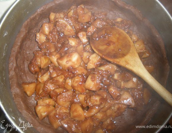 Выключаем огонь и выкладываем вторую половину яблок и шоколад. Яблоки будут разной степени обжарки и это придаст своеобразный оттенок пирогу.