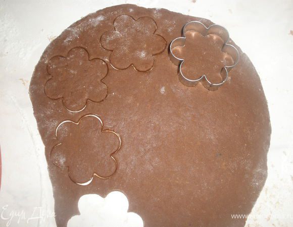 Из остатков теста формочками делаем украшения. У меня цветочки! Можно сердечки или звездочки. Выкладывем на пирог. И ставим в разогретую до 170 градусов духовку примерно на 50 минут! Бон Аппетит)))