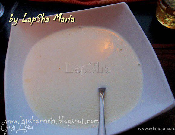 Тем временем в тарелку выложить плавленный сыр и добавить несколько половников бульона. И поставить в СВЧ на 1,5 минут, затем достать перемешать вилочкой и поставить ещё на минутку. Необходимо добиться однородной сырной жидкости. Хочу сказать спасибо Оленьке (Черешенке) за этот способ, который я у неё переняла из рецепта-победителя сырного супчика 911.