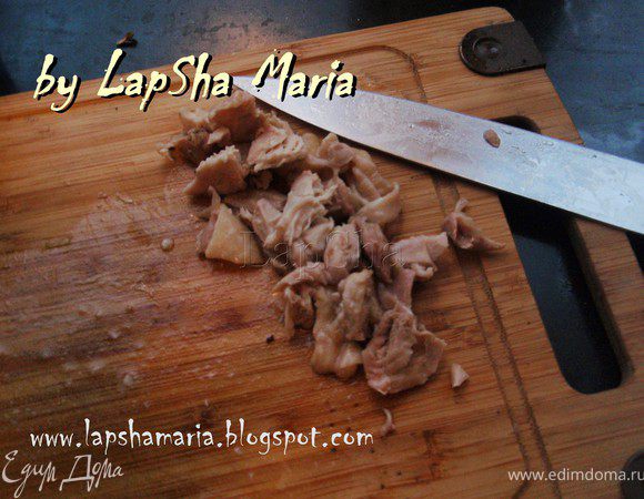 Курочку из бульона нарезать на небольшие кусочки и положить в кастрюльку. Поставить на огонь и дать вскипеть. 