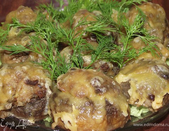 Соевый соус смешать с соком апельсина и разделить жидкость на две части 2\3 и 1\3 .Большей частью залить шляпки.
Потроха из утки измельчить  в блендере и залить меньшей частью соевого соуса с соком апельсина,добавить специи с чесноком
( если нужно добавьте соль) ,перемешать и пусть маринуются не менее полчаса.А если больше,то еще лучше.
Затем шляпки нафаршировать потрохами и поставить в духовку на 15 минут.Затем сверху грибочки посыпать сыром и поставить в духовку,что бы сыр расплавился.Очень вкусно в горячем виде,но и в холодном не плохо
Смачного Вам.