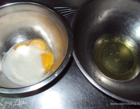 Выпекаем бисквит.
Отделяем желтки от белков.
В желтки добавляем сахар и взбиваем.

