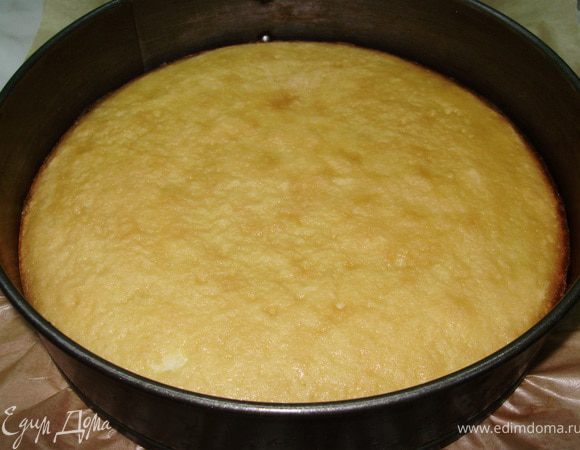 Белки взбиваем в пышную пену.
1/3 белков добавляем в желтки и просеиваем туда муку и крахмал.
Перемешиваем и добавляем остальные белки аккуратно вымешиваем.
Выливаем в форму диаметром 26 см и ставим в разогретую духовку до 200 градусов на 20 мин.
Готовый бисквит достаём и даём остыть не вынимая из формы.