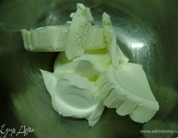 В посуду выложить оба сыра.