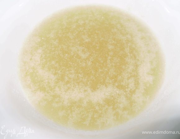 Замочить желатин в холодной воде.