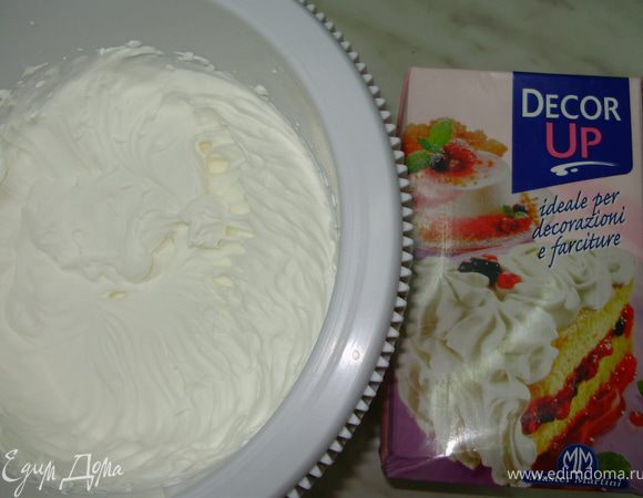 Сливки взбить до густого состояния.