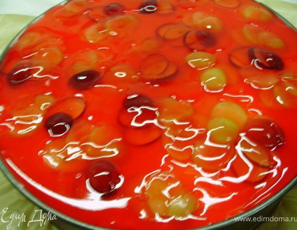 Развести желе для торта как написано на пакетике в соке сицилийского апельсина ( можно другой сок)и покрыть виноград.