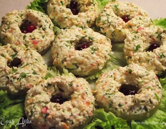 Креветки,яйцо,сыр ,морковь измельчить в блендере.Добавить майонез,укроп и все смешать.Эту массу намазать на ананас и выложить на блюде.
Смачного