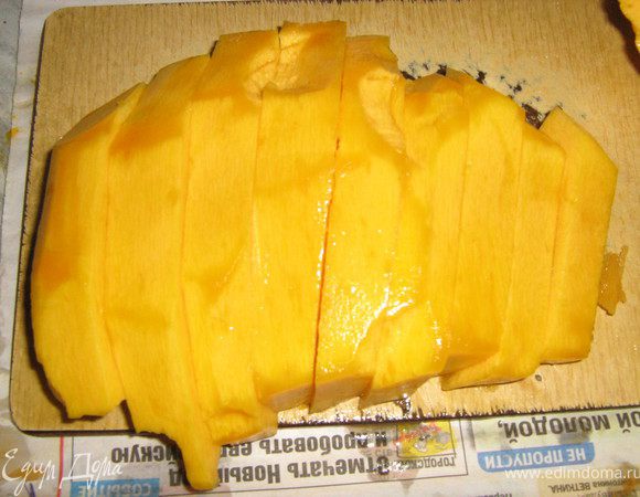 тыкву очистить, порезать ломтиками толщиной 2 см