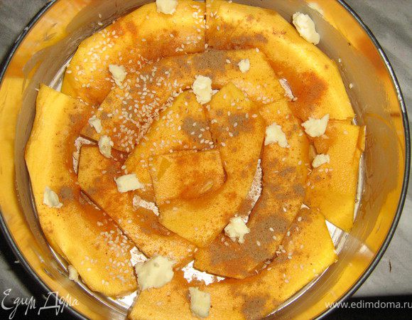 форму смазать маслом, выложить тыкву, засыпать специями, сверху положить кусочки масла.