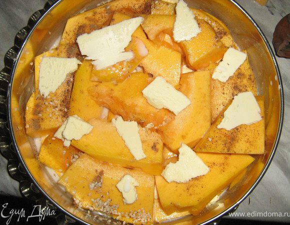 залить молоком. выпекать в разогретой до духовке до состояния, которое вам нравится. Где-то 1 час.Под фольгой.